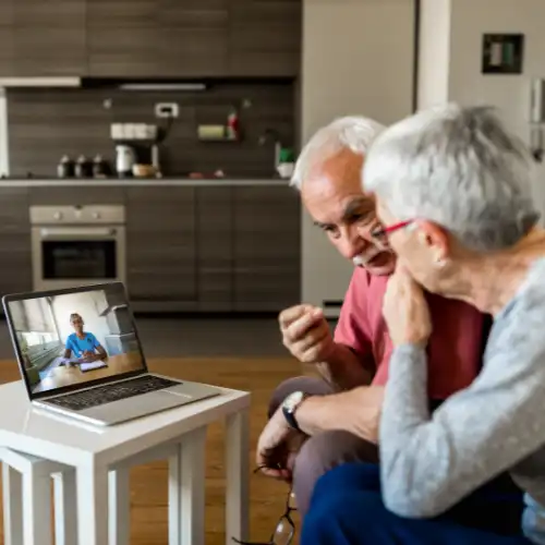 Pareja tomando terapia online Pareja escuchando las instrucciones online de psicologa en Puebla