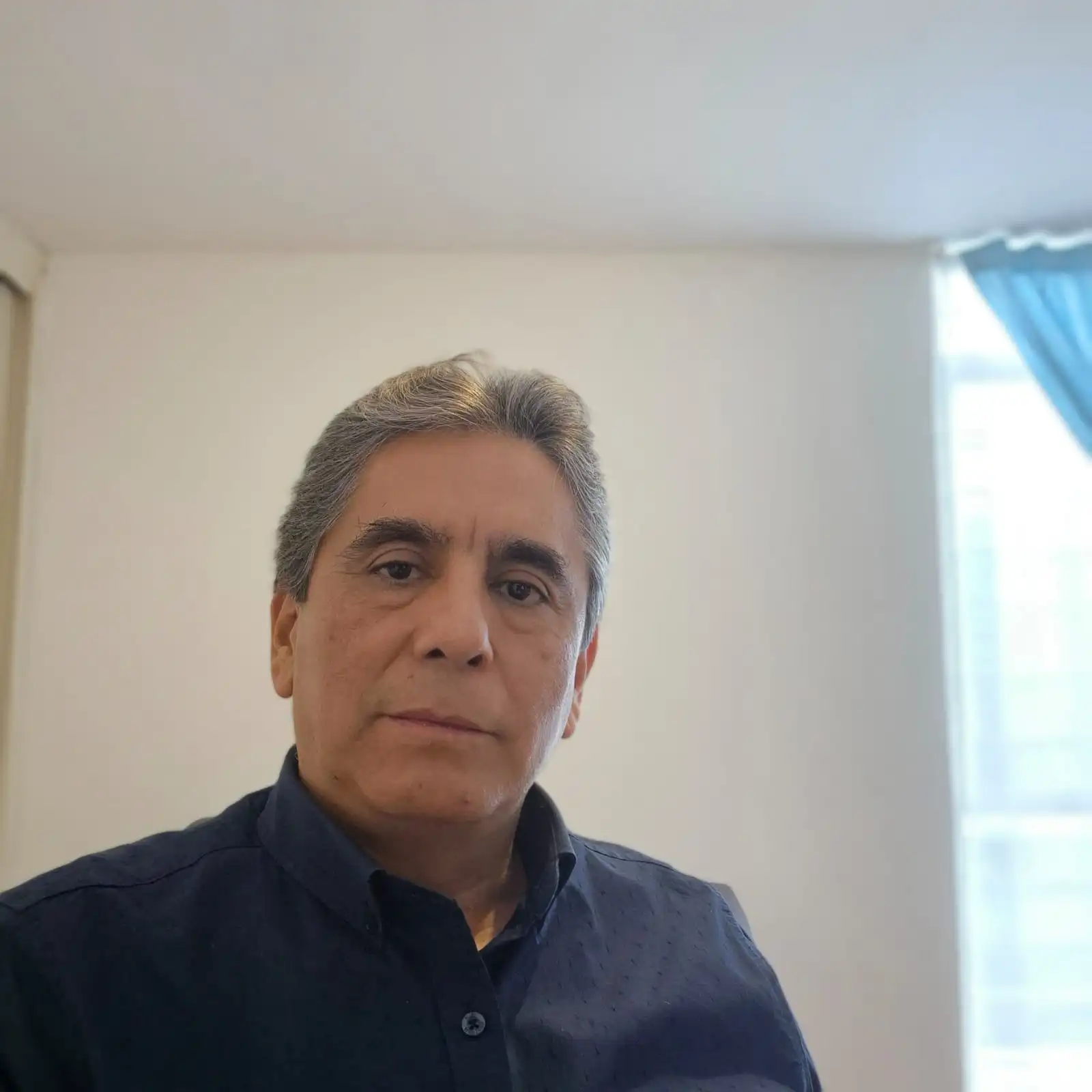 Psicologo Martin Gabriel Bonilla Abrego Psicólogo conversando online con una pareja durante una sesión de terapia.