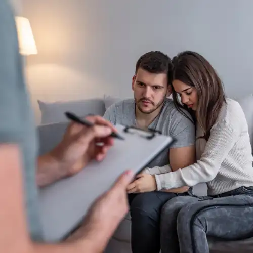 Terapia de pareja en Cholula Puebla Psicologo tomando apuntes de una pareja que tomo terapia de pareja