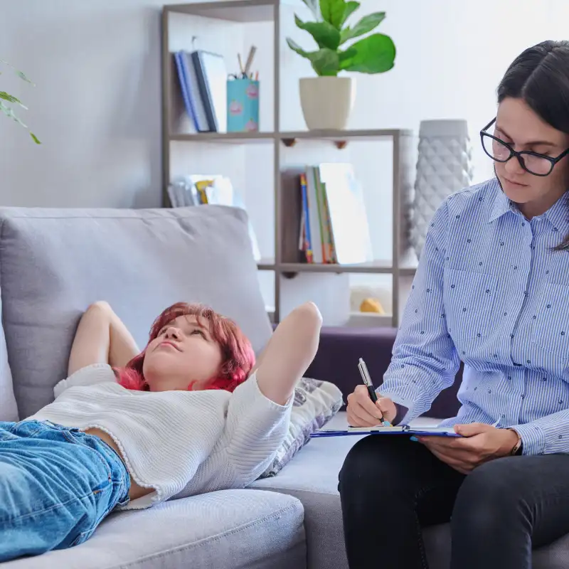 Psicoterapia Individual para Adultos en Puebla Paciente en sesión de terapia individual y autodescubrimiento con psicólogo clínico en el centro de Puebla.
